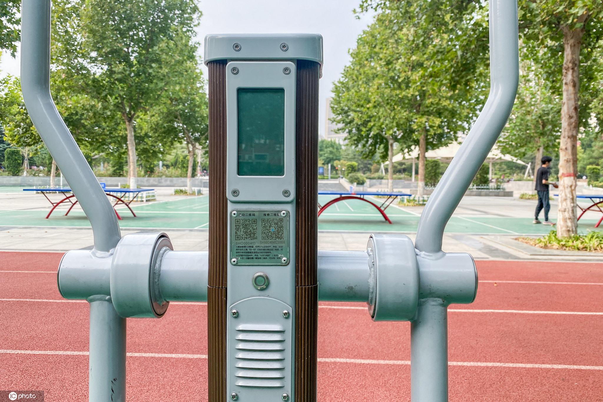 河南省郑州市，市区街头出现了“智能健身驿站”，这些坐落于公园广场的健身器材供市民免费使用。