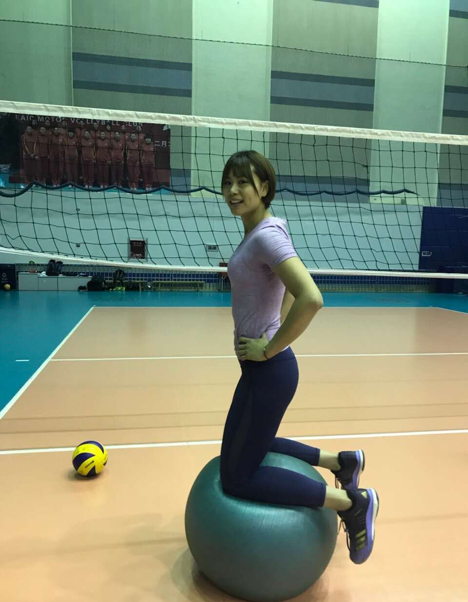 女排曾春蕾酷爱紧身裤,穿紧身裤出行展现好身材,网友:不雅观!