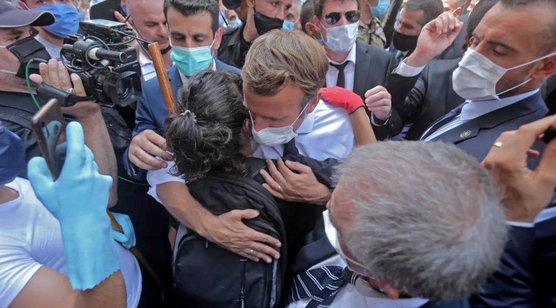 （图说：马克龙到访贝鲁特杰梅泽街区，拥抱了一名愤怒的黎巴嫩青年。图/AFP）