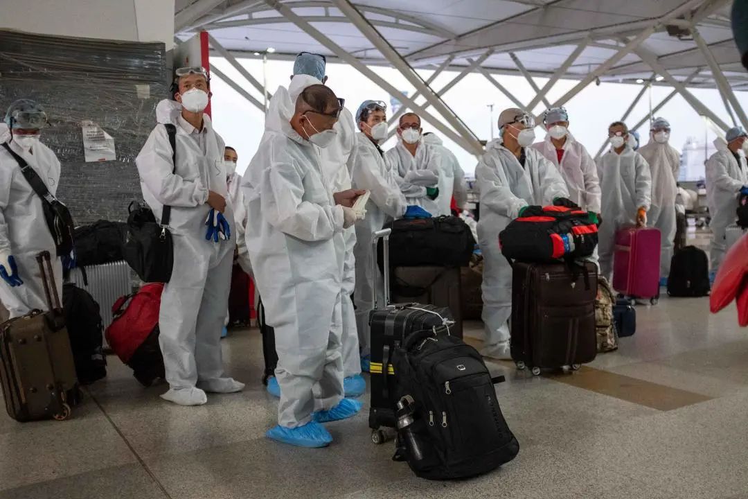 中国乘客等待登机／冯迪