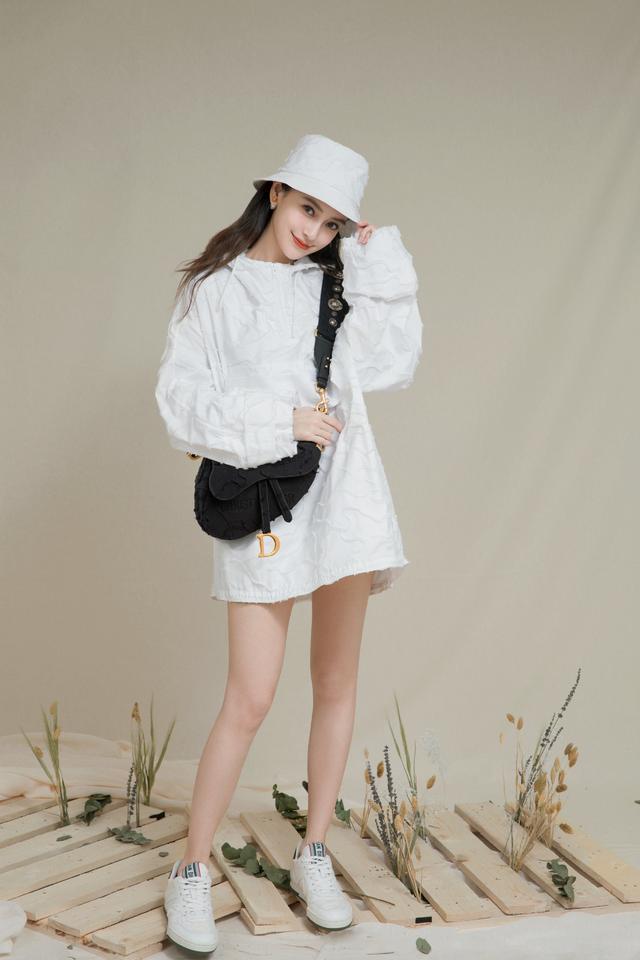 杨颖混血五官好立体,香槟色"钻石裙"更像公主,复古造型好优雅