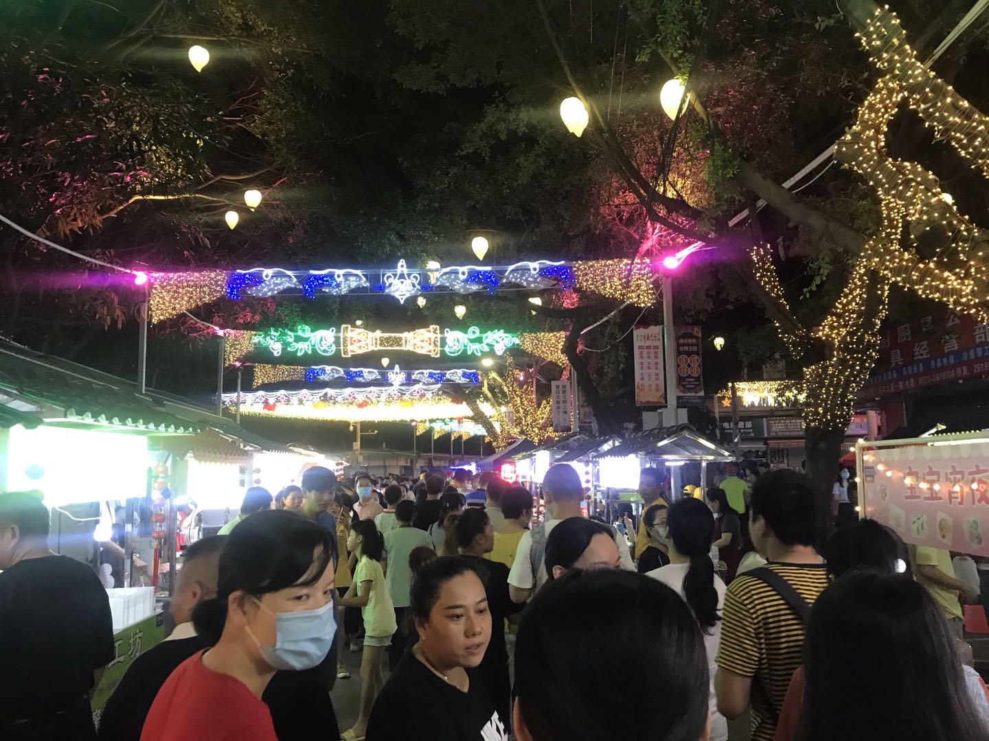 繁荣的南宁夜市,点亮了城市夜生活.闲暇时,看看美丽的夜景.