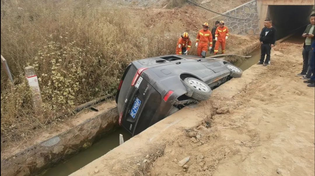 上饶一辆面包车侧翻在水沟中,司机手被卡住