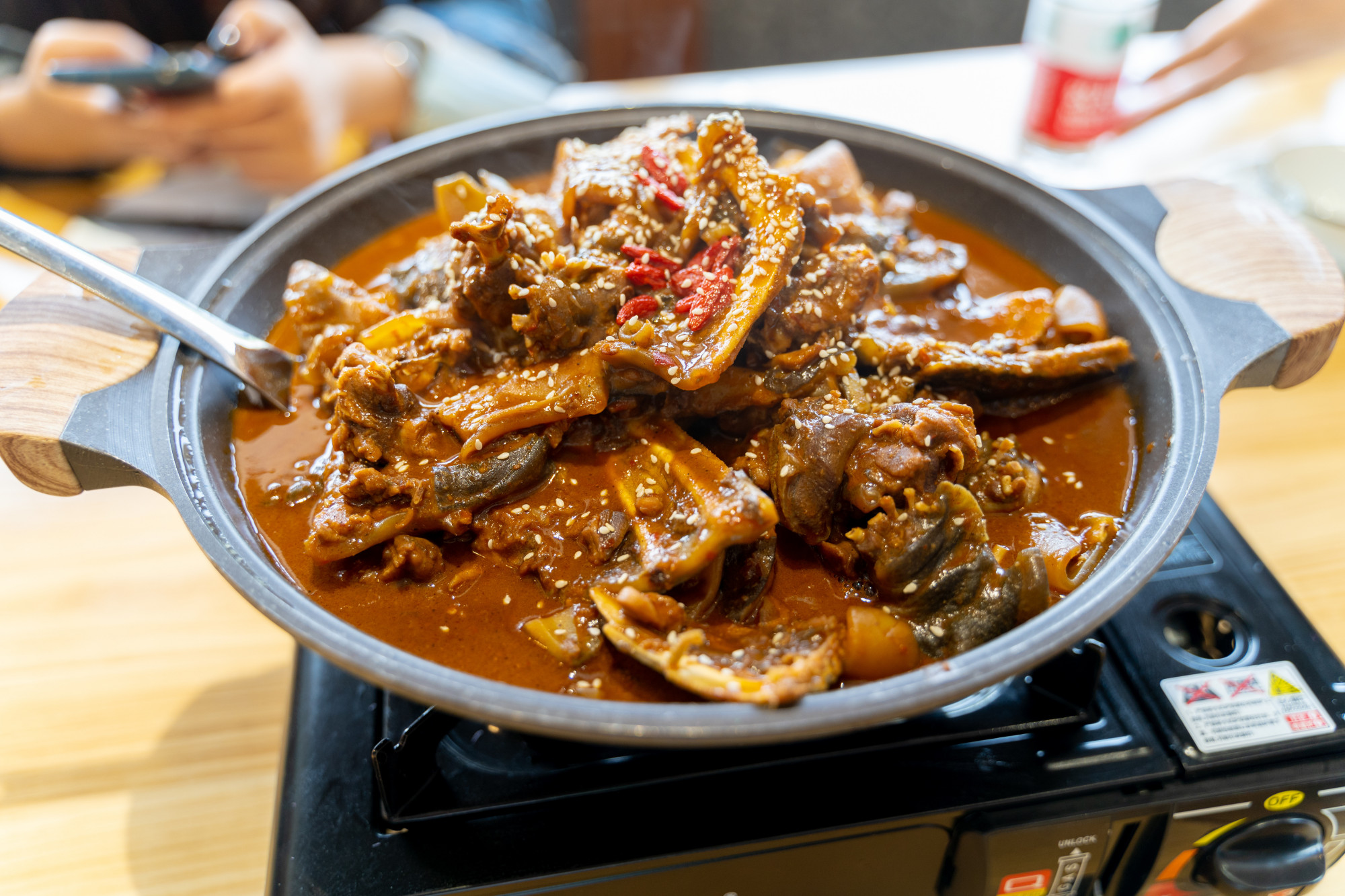 大圣甲家甲鱼做法也很特别,不用油烹饪,甲鱼处理好以后,按比例加秘制