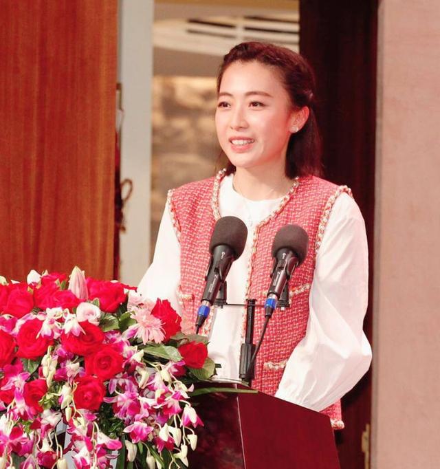 刘銮雄拍卖上亿名画红酒藏品女儿晒练舞照哄大刘开心