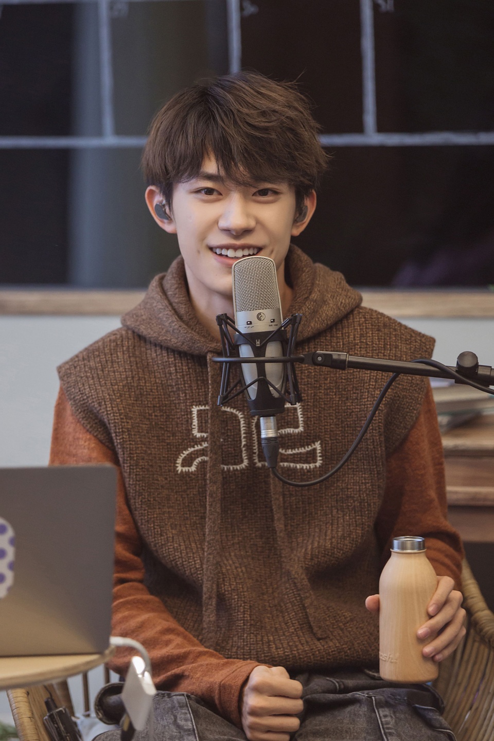 易烊千玺年后首次录制快本现场彩排图曝光他的脸型变化大