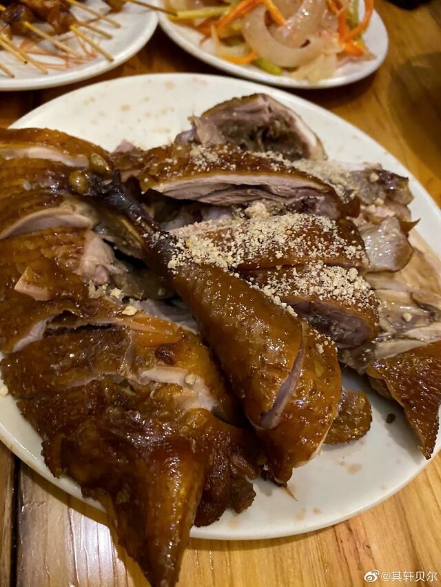 弥勒的卤鸡色泽诱人, 隔得老远就能闻到卤香的味道,肉质紧实有嚼劲,吃