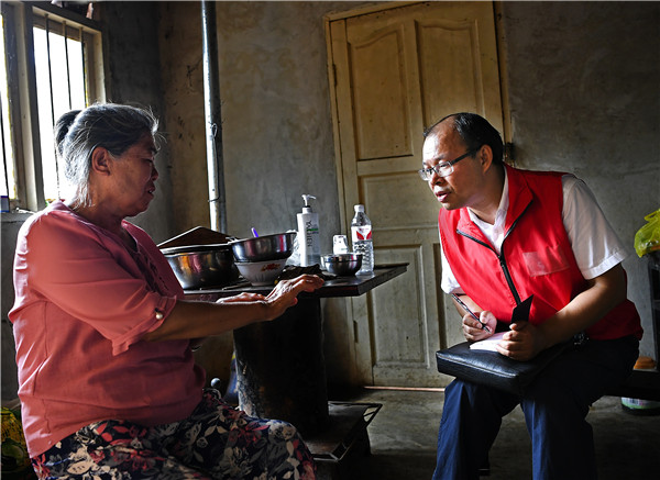 刘后平(后)走访贫困户打牢发展基础当好贴心人蒋家