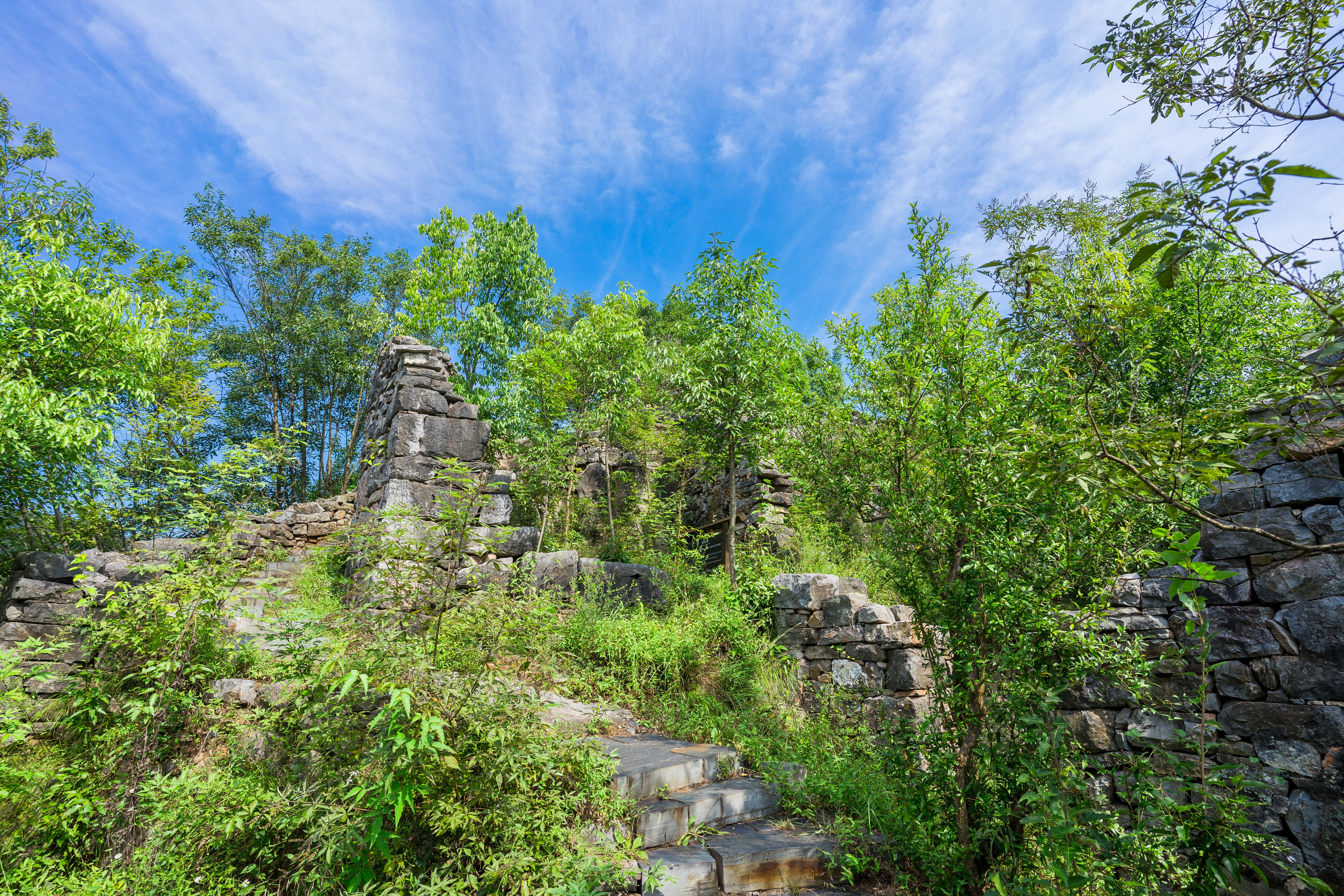 襄阳有一座千年古山寨关羽曾经在这里夜读春秋颇为壮观