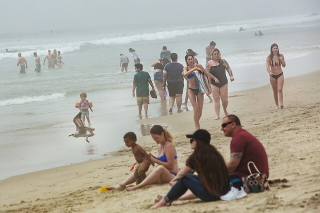 美国加州州长要求关闭所有海滩 橙县官员：反对