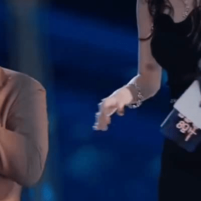 沈腾|杨幂扶沈腾下楼梯，结果却扶了个寂寞，引来网友不少热议