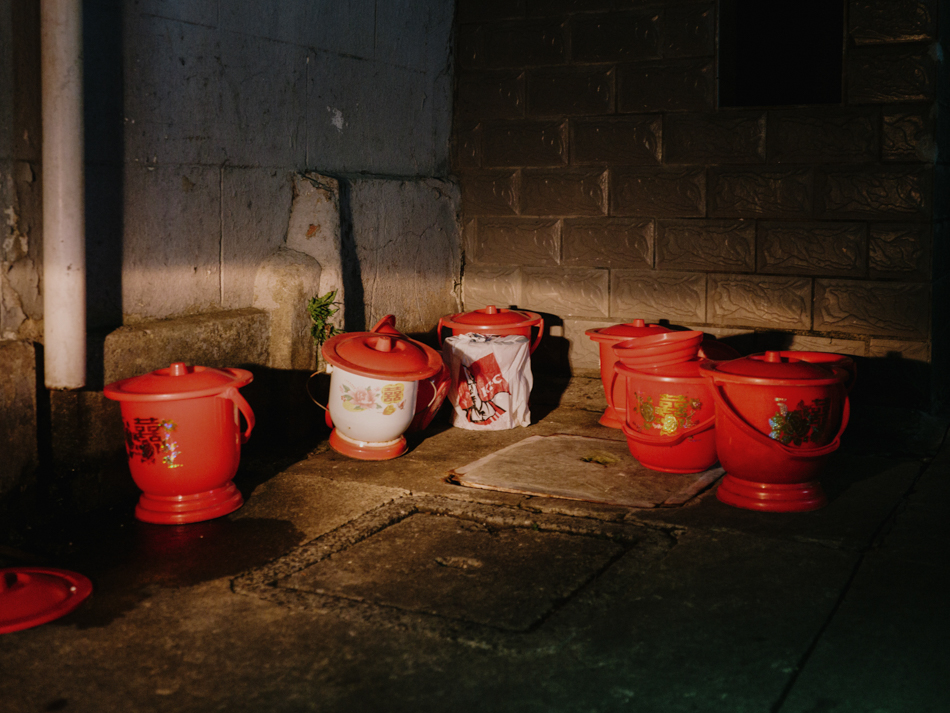 弄堂里的马桶。