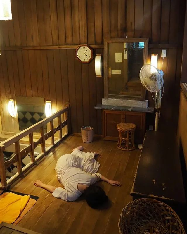 日本甜美护士狂爱自制凶杀现场,靠各种装死照从ins红到电视上__凤凰网