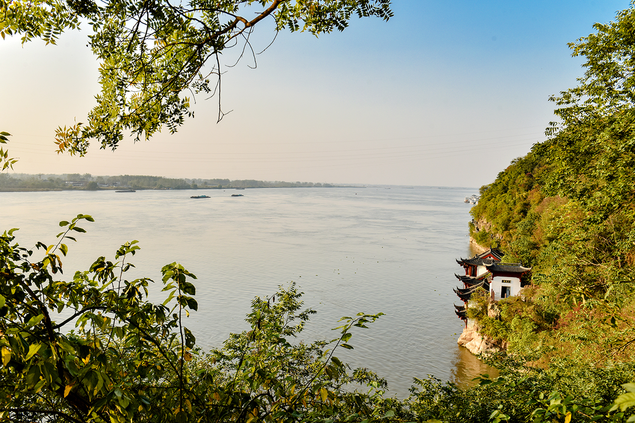 风景名胜的核心景区,位于马鞍山市西南5公里处的长江东岸,南接芜湖,北