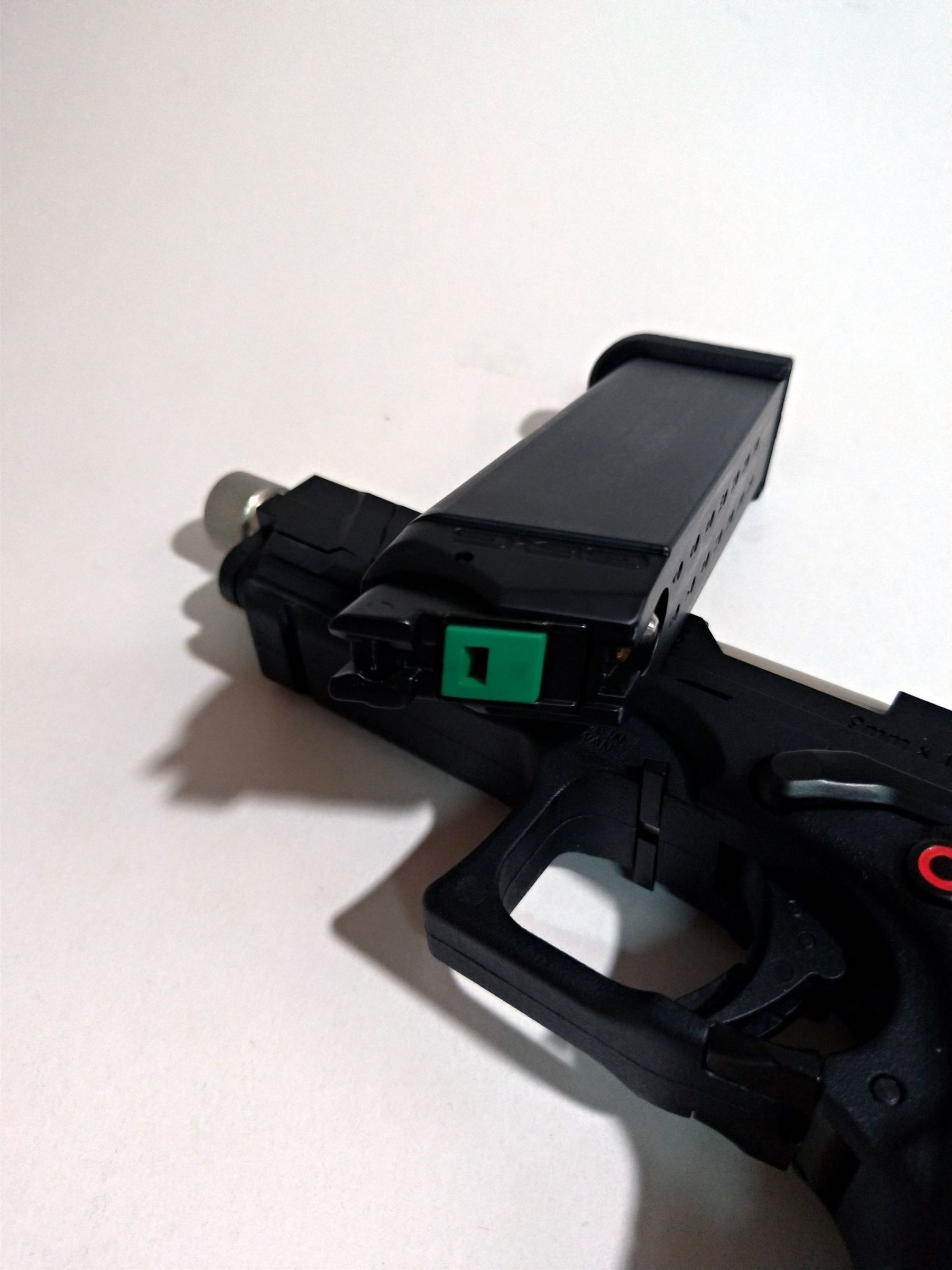 台湾玩具商出品仿glock自创型airsoft