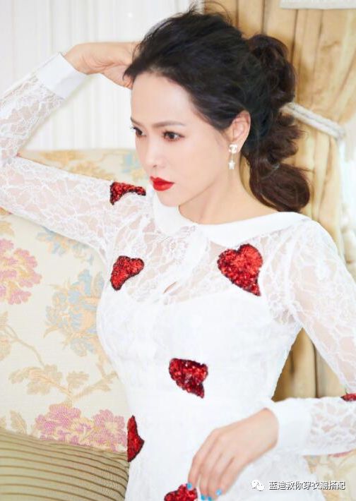 50岁伊能静不服老!抹胸礼服 高跟鞋,性感又时髦