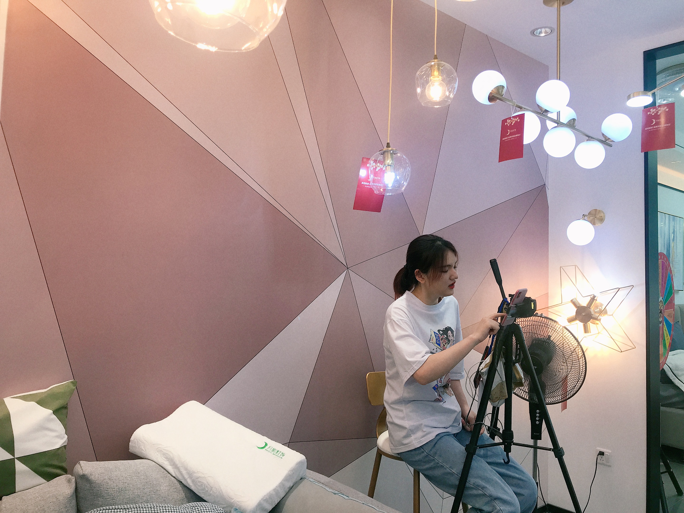 618到来的前一天月影灯饰直播间有啥看头