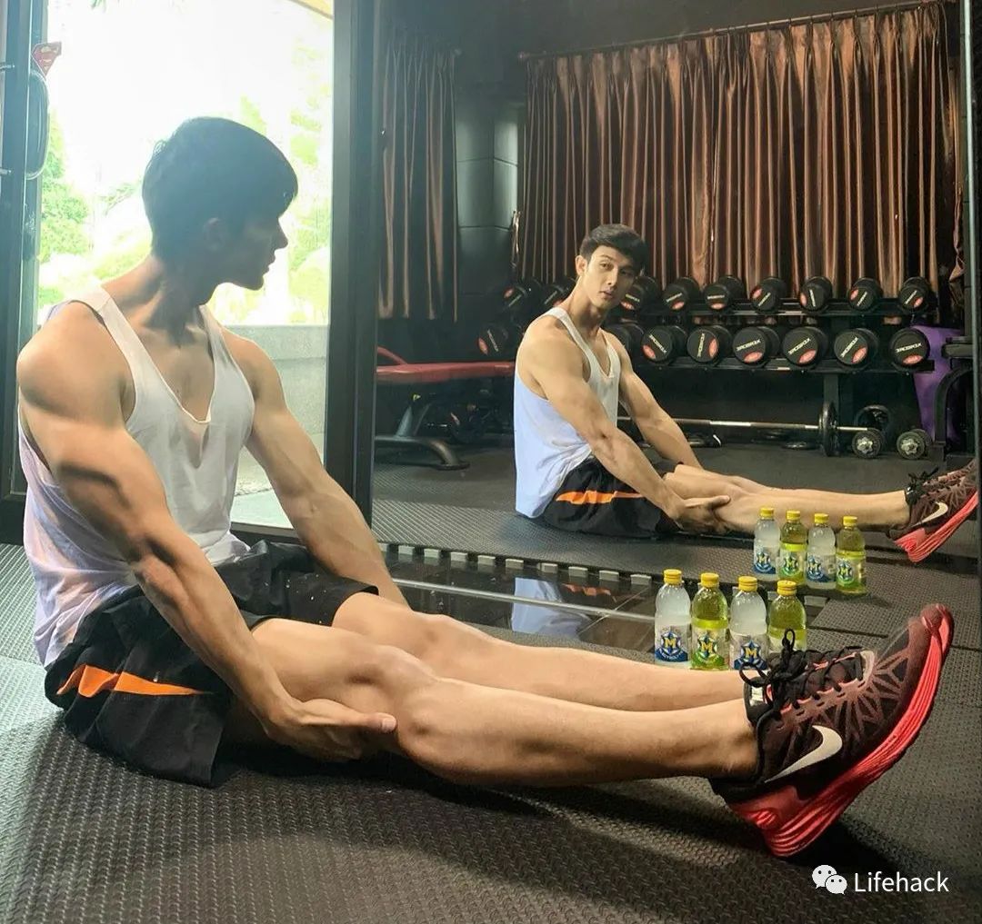身高180肌肉小狼狗引发舔屏网友手臂好粗啊