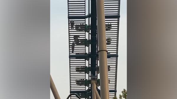 南京欢乐谷过山车故障32人被困空中，部分游客从轨道走下来