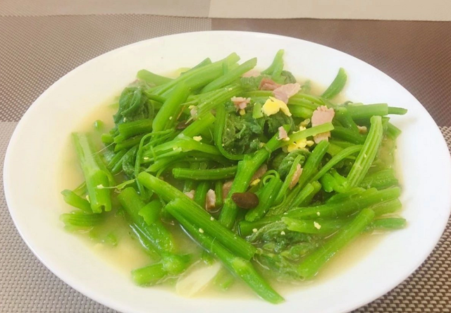 日常生活中人们常见的南瓜藤的吃法就是煲汤或者炒菜