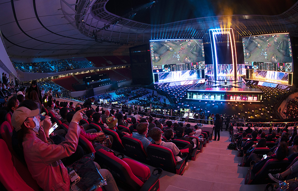 英雄联盟非常受到年轻人的欢迎。10月31日晚,2020英雄联盟S10全球总决赛,6312个现场免费观赛席位,有300多万人参与摇号,中签率低于0.2%。