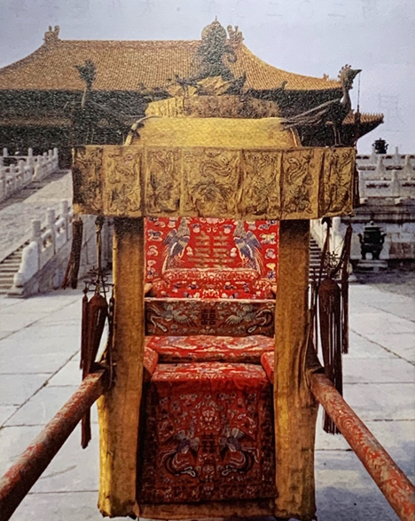凤舆内饰图轿子喜庆奢华,皇后穿的礼服更是做工精细华美.