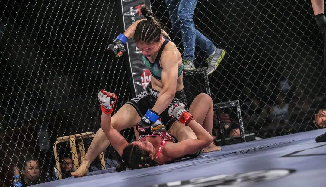 格斗女王闪耀在3月8日:她就是从收银台走向八角笼的张伟丽