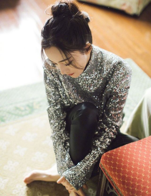 杨幂羽绒服配凉鞋亮相长腿抢镜,上下穿搭成两季演绎另类时尚__凤凰网