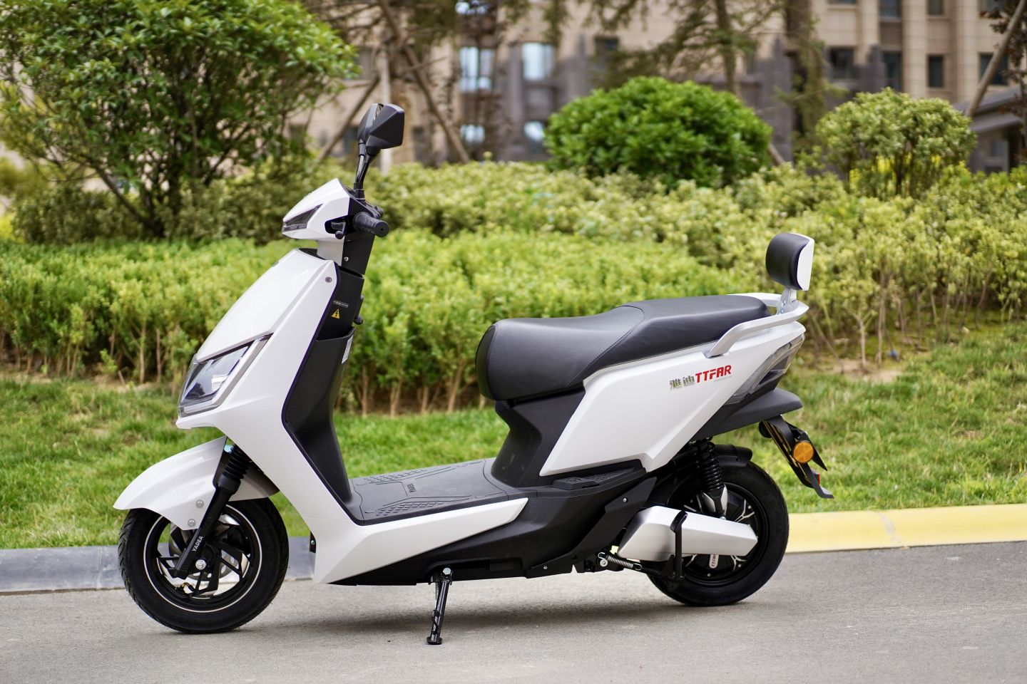 雅迪冠能t5上路实测:百公里长续航,再也不担心续航和堵车