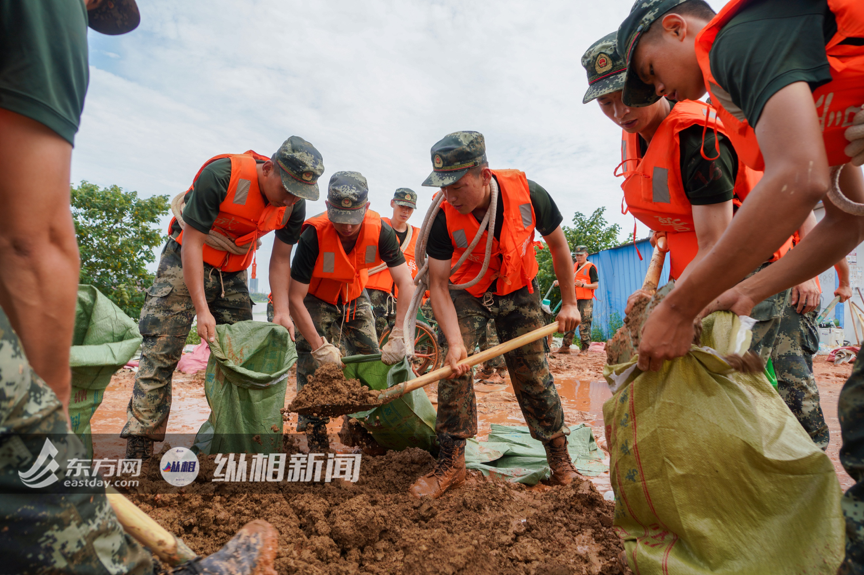 直击江西鄱阳昌江圩堤：仍在上涨的水位，拼命守护的家园