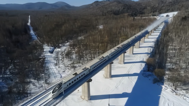 超震撼！驾驶员视角看高铁横穿雪原