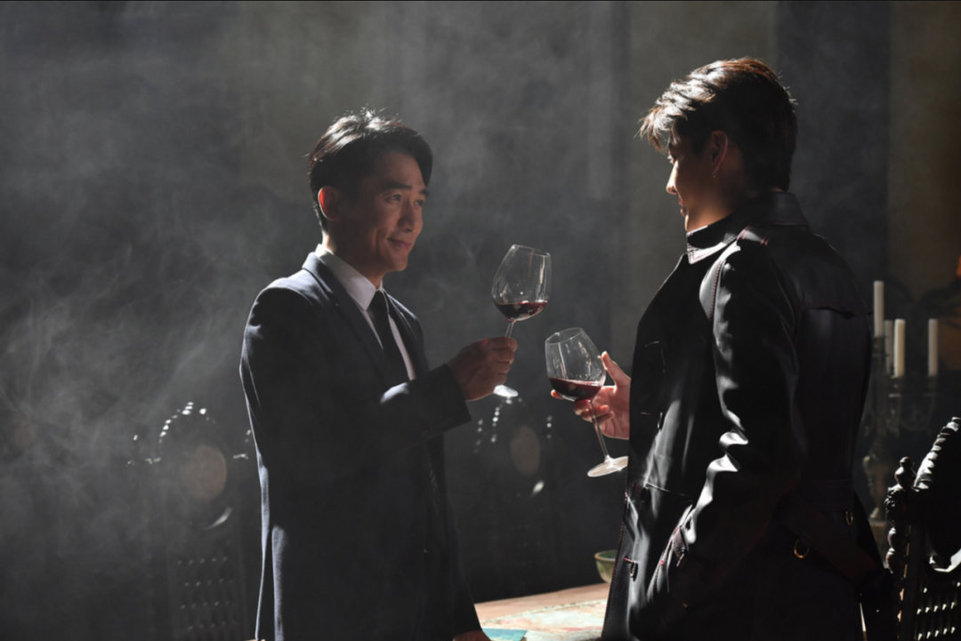 就像吴亦凡和梁朝伟合作电影,梁朝伟的粉丝数量和战斗力,可以说是远不