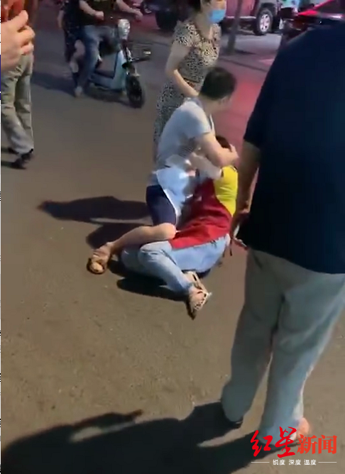 湖北荆门男子持刀砍伤多人 警方：行凶者被当场控制