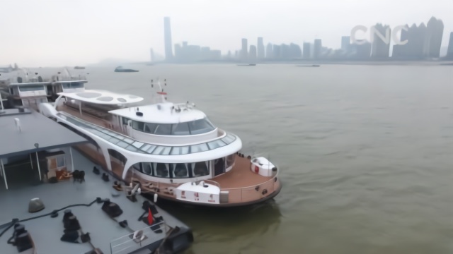 中国自主研发的千吨级电动客船试运行