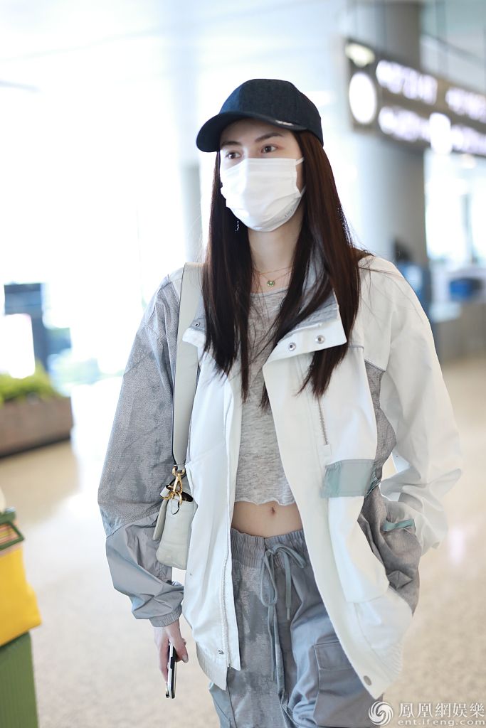 何穗穿露脐装秀小蛮腰变飒气姐姐被粉丝打趣捂嘴露笑甜美范十足