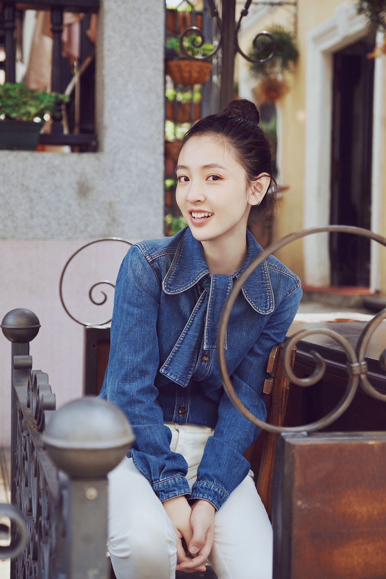吴倩身着蓝色牛仔上衣,白色修身休闲裤,脚踩vintage英伦鞋,搭配可爱