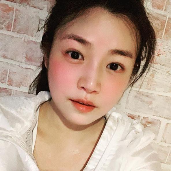 陈妍希诉苦减肥不易,晒素颜怼脸拍被赞像高中生