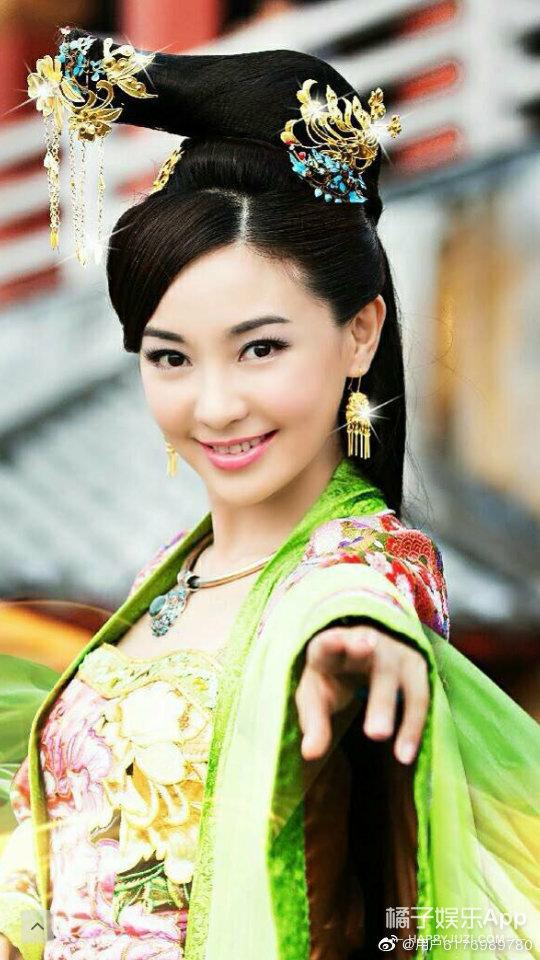 (这剧照橘晃眼之间看成了胡可♂ 在《新济公活佛》里饰演秋漫枫