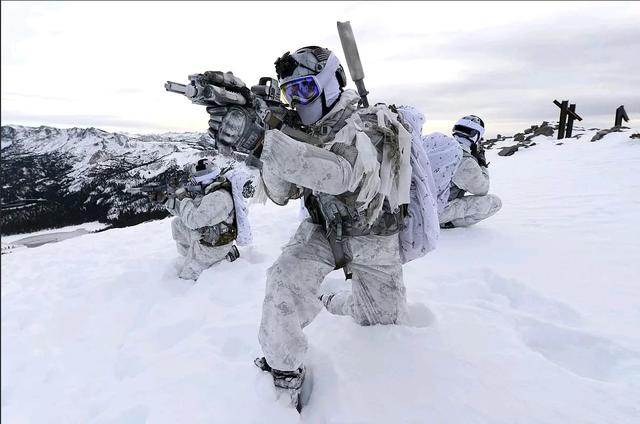 俄军北极部队冰山雪域试身手