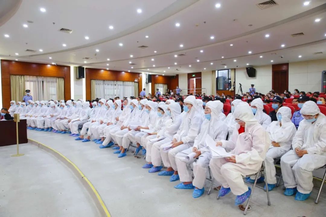 三亚中院公开开庭审理刘某鸯,邢某华等49人涉黑案