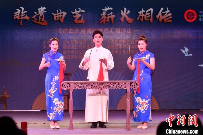 图为福州评话《癞和尚插青》展演. 吕明 摄