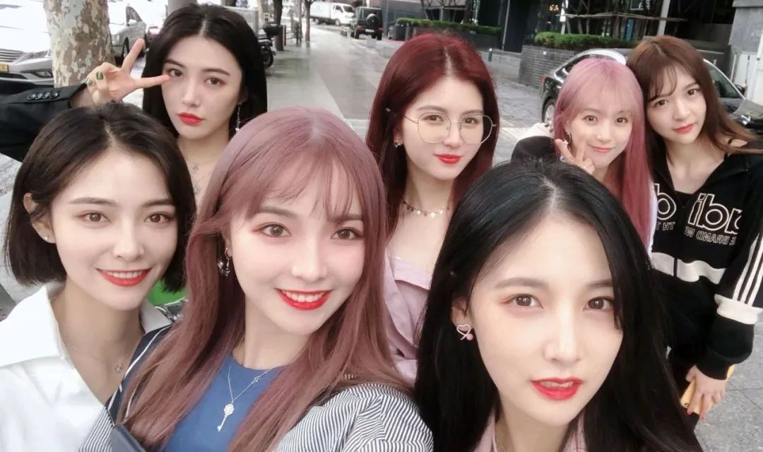 两大女团选秀节目播出后,原本在"村里"圈地自萌的塞纳河开始被越来越