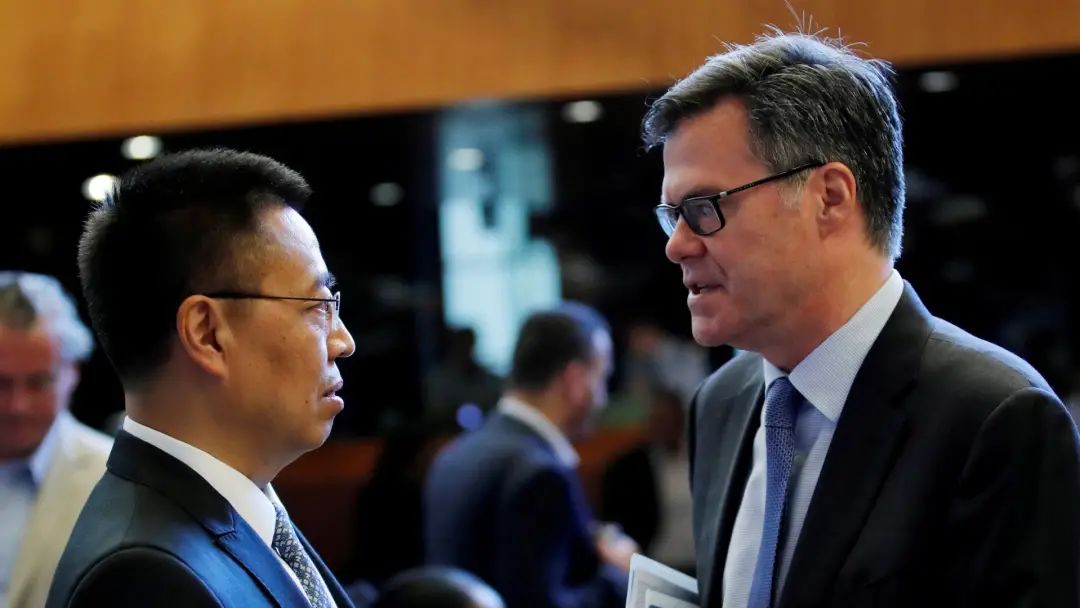 中美两国驻世贸组织大使张向晨（左）及丹尼斯·谢伊（Dennis Shea）（右）