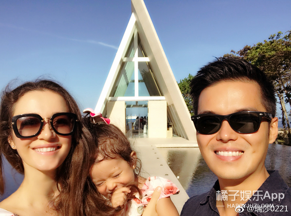 瑞莎爆料小nika非常爱高跟鞋,在家里面即使穿着很随意,也一定要搭配她