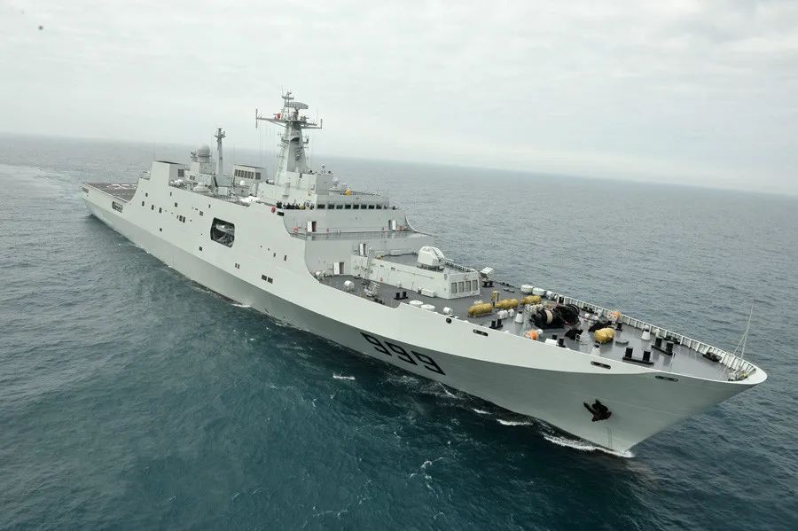 中国075型"两攻"服役在即,大平板上摆满舰载机后,会成轻型航母吗?