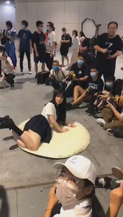 上海漫展jk制服拍摄不雅动作 是自由还是软色情?__凤凰网