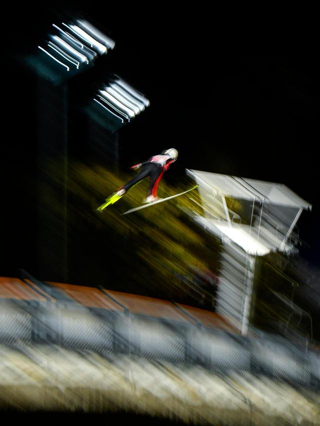 ↑10月2日,跳台滑雪国家集训队选手王椋瑶在女子个人标准台比赛中,她最终以164.5分的总成绩获得首日比赛该项目第三名。