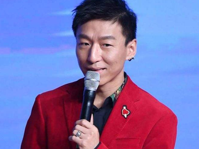 45岁海泉直播显老态!爆料陈羽凡近况,投身商界也不忘兄弟