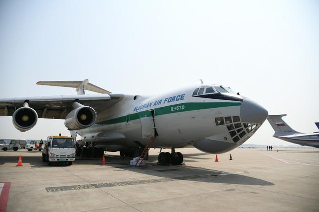 再也不怕抢口罩，外国空军包机到中国自提防疫物资