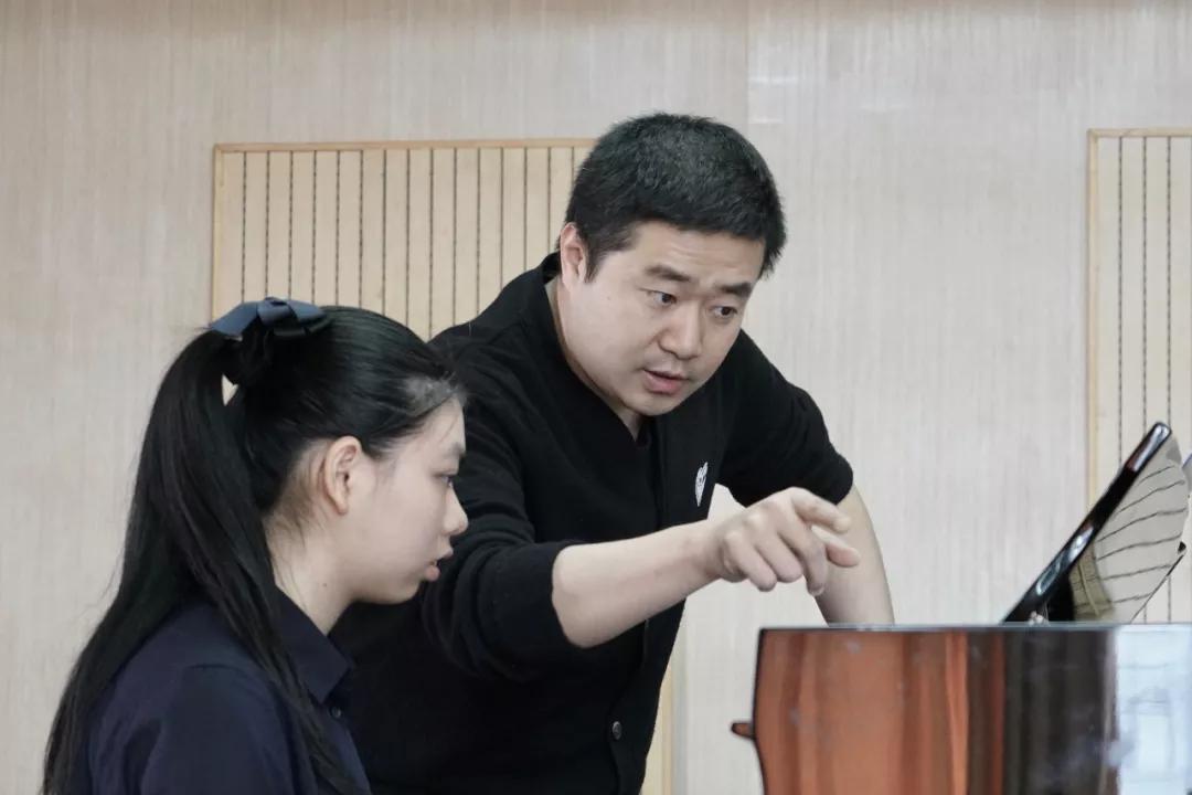 著名钢琴家王笑寒:钢琴是一生,音乐是信仰